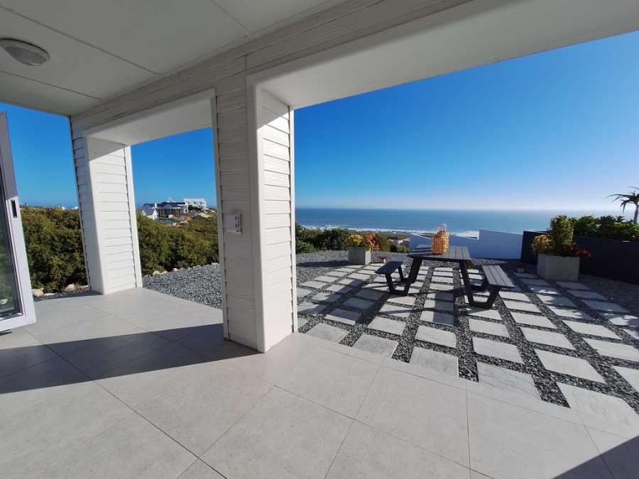 To Let 5 Bedroom Property for Rent in Pearl Bay Western Cape